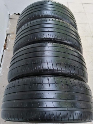 ยาง​ Michelin​ PS4 235​ 45​ 18 กลางปี​18​ เต็ม​ ไม่มีปะ ใช้ยาว ราคาไม่​แพง​
