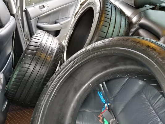 ยาง​ Michelin​ PS4 235​ 45​ 18 กลางปี​18​ เต็ม​ ไม่มีปะ ใช้ยาว ราคาไม่​แพง​