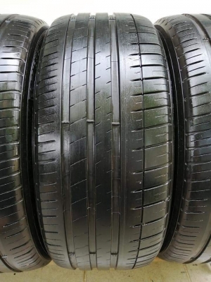 ยาง​ Michelin​ PS4 235​ 45​ 18 กลางปี​18​ เต็ม​ ไม่มีปะ ใช้ยาว ราคาไม่​แพง​