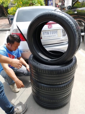 ยาง​ Michelin​ PS4 235​ 45​ 18 กลางปี​18​ เต็ม​ ไม่มีปะ ใช้ยาว ราคาไม่​แพง​