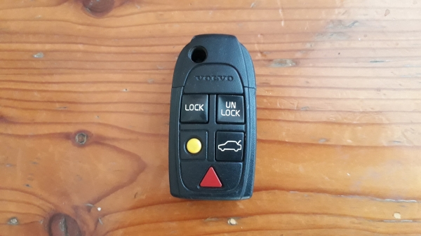 กุญแจรีโมท VOLVO V70 แท้ มีแตกร้าวตามรูปครับ กุญแจรีโมท VOLVO V70 แท้ มีแตกร้าวตามรูปครับ