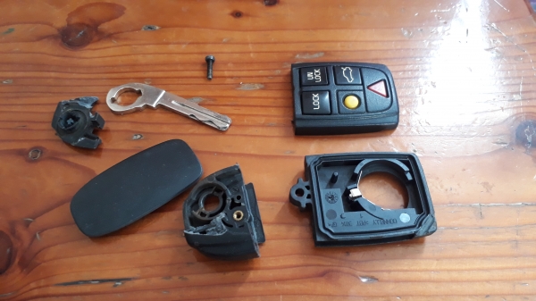 กุญแจรีโมท VOLVO V70 แท้ มีแตกร้าวตามรูปครับ กุญแจรีโมท VOLVO V70 แท้ มีแตกร้าวตามรูปครับ
