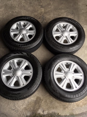 ล้ออีซูซุ15+บริสโตน215/70/15ปี19 ถอดป้ายแดง ใช้งานไปพันโล ดอกยางเต็มๆ สนใจสอบถามได้ครับ