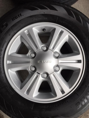 ล้ออีซูซุ15+บริสโตน215/70/15ปี19 ถอดป้ายแดง ใช้งานไปพันโล ดอกยางเต็มๆ สนใจสอบถามได้ครับ