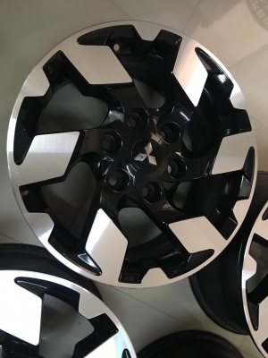 ล้อแม็กซ์ Triton 17 สภาพสวยๆ ทำสีปัดเงามาใหม่ ล้อแม็กซ์ Triton 17 สภาพสวยๆ ทำสีปัดเงามาใหม่