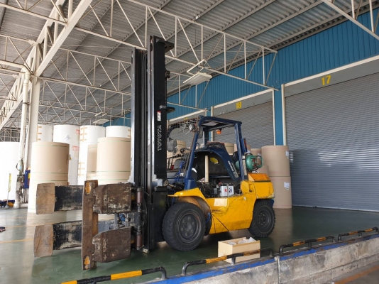 รถยกโตโยต้ารุ่น 7 น้ำหนักยก 3.5 ตัน เสาสูง 5 เมตร เครื่องเบนซินติดแก๊สเรียบร้อย เกียร์ออโต้ ติดอุปกรณ์หนีบกลม