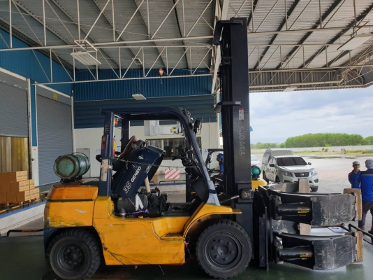 รถยกโตโยต้ารุ่น 7 น้ำหนักยก 3.5 ตัน เสาสูง 5 เมตร เครื่องเบนซินติดแก๊สเรียบร้อย เกียร์ออโต้ ติดอุปกรณ์หนีบกลม