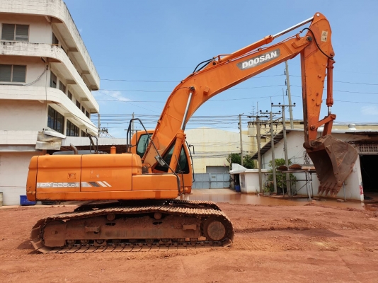 ขายรถแบคโค DOOSAN DX225LCA ปี.55 ราคา.695,000 ต่อรอง ระบบไฟใช้งานได้ สีเดิมๆ เครื่องปั้ม แรง เอวแน้น ลูเลอร์เต็ม แอร์เย็น เอกสารใบอิมวอย สนใจคันนี้รีบโทรจองด่วนที่.081-3531946 ต่อ.บางนา ID LINE รถใช้งานที่ สมุทรปราการ