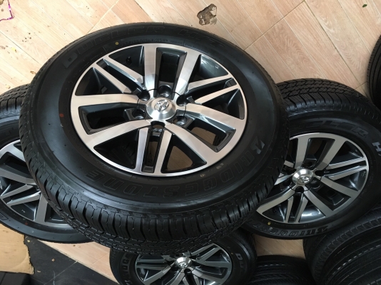 ล้อแม็กซ์ป้ายแดง ฟอร์จูนเนอร์ 18 สภาพใหม่ถอดป้ายแดง ยางบริดโตนปี 19 ตุ่มหน้าสีเส้นยังอยู่