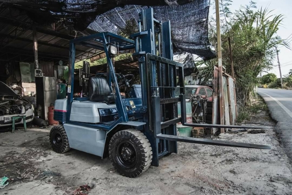 ขายรถโฟล์คลิฟท์ KOMATSU FD20-11 ดีเซล 2 ตัน เสา 3 เมตร