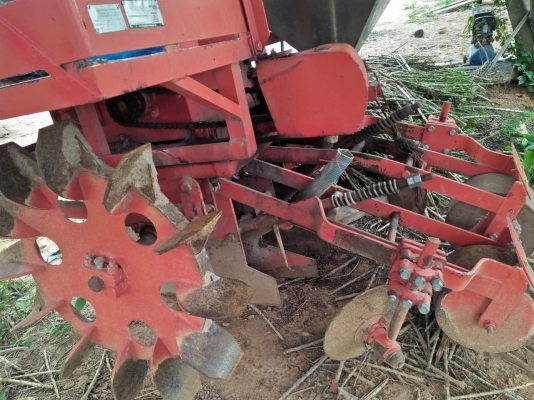 ขายเครื่องปลูกอ้อยของ KK ตามรูป