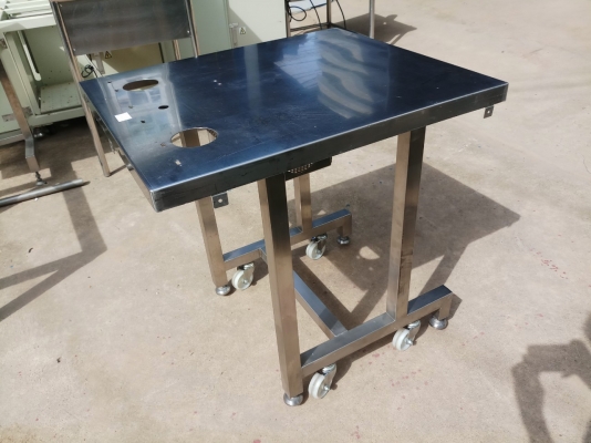 โต๊ะสแตนเลส ขนาด 63.5x74x71.5 ซม.