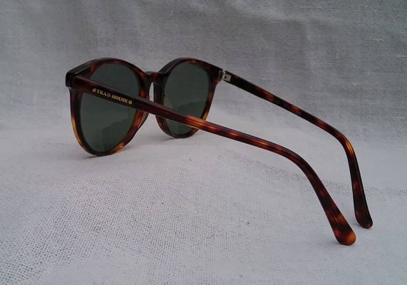 แว่นตาเจแปนิสแฮนด์เมดทศวรรษที่ 2010's  กรอบ 'อะซีเทต - ลายกระ'  เก่าเก็บ / สภาพเทพ / เหมือนใหม่ !  โมเดลอาร์ติสท์ 'หยดน้ำ แพนโต้ จอห์น เลนนอน'  เลนส์กระจกคริสตัล 'สีเขียวควันไฟ'  Authentic TRAD H