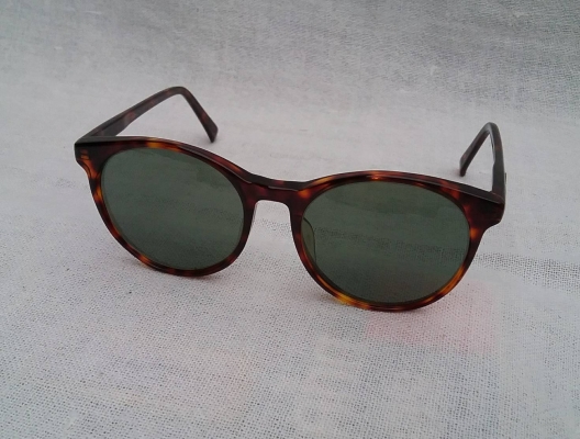 แว่นตาเจแปนิสแฮนด์เมดทศวรรษที่ 2010's  กรอบ 'อะซีเทต - ลายกระ'  เก่าเก็บ / สภาพเทพ / เหมือนใหม่ !  โมเดลอาร์ติสท์ 'หยดน้ำ แพนโต้ จอห์น เลนนอน'  เลนส์กระจกคริสตัล 'สีเขียวควันไฟ'  Authentic TRAD H