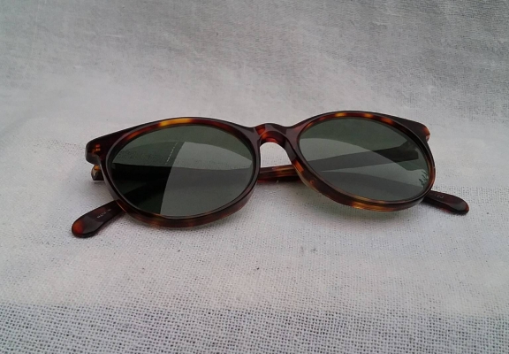 แว่นตาเจแปนิสแฮนด์เมดทศวรรษที่ 2010's  กรอบ 'อะซีเทต - ลายกระ'  เก่าเก็บ / สภาพเทพ / เหมือนใหม่ !  โมเดลอาร์ติสท์ 'หยดน้ำ แพนโต้ จอห์น เลนนอน'  เลนส์กระจกคริสตัล 'สีเขียวควันไฟ'  Authentic TRAD H