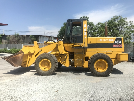 ขายรถตักKOMATSUรุ่นWA300-1นำเข้าญี่ปุ่นไม่เคยใช้งานในไทย เอวอ่อน  เครื่องโคมัสสุ6สูบ สภาพดีพร้อมใช้งาน 081-8302909 จิรโรจน์ Line  :  jiraroj2909