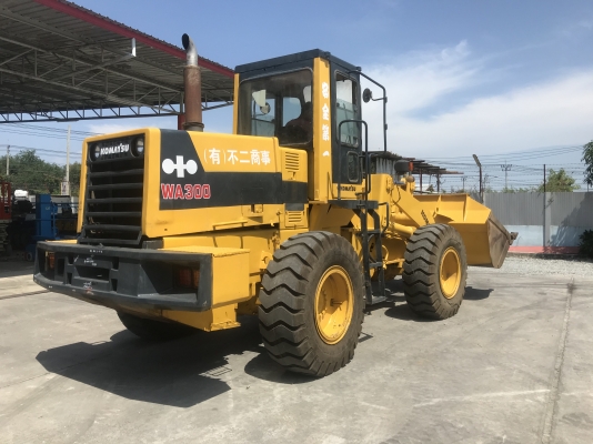 ขายรถตักKOMATSUรุ่นWA300-1นำเข้าญี่ปุ่นไม่เคยใช้งานในไทย เอวอ่อน  เครื่องโคมัสสุ6สูบ สภาพดีพร้อมใช้งาน 081-8302909 จิรโรจน์ Line  :  jiraroj2909