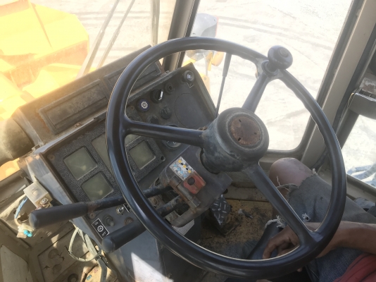 ขายรถตักKOMATSUรุ่นWA300-1นำเข้าญี่ปุ่นไม่เคยใช้งานในไทย เอวอ่อน  เครื่องโคมัสสุ6สูบ สภาพดีพร้อมใช้งาน 081-8302909 จิรโรจน์ Line  :  jiraroj2909