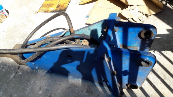 หัวแย็ก BREAKER หัวกระแทก Krupp HM 301 น้ำหนัก 450 kg, เยอรมัน ซอกใน 17 ซม.รูสลัก 45 mm. เข็ม 80 mm ราคา 95,000 บาท 084-5424150