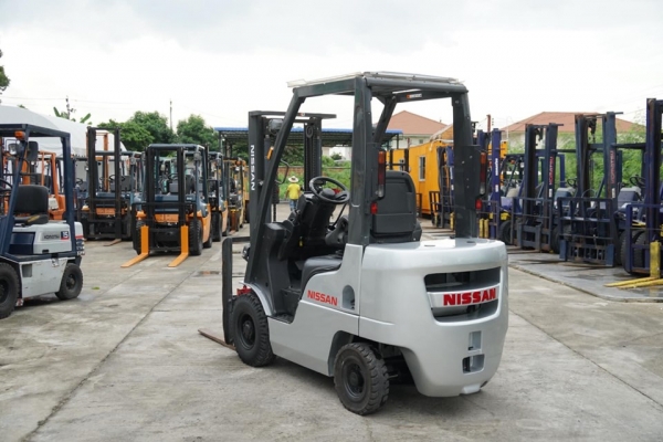 Nissan2ตัน รุ่นNF1F1 เกียร์ออโต้ ขนาดยก2ตัน เสายกสูง3เมตร เครื่องยนต์ดีเซล