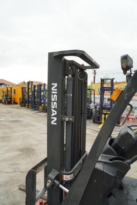 Nissan2ตัน รุ่นNF1F1 เกียร์ออโต้ ขนาดยก2ตัน เสายกสูง3เมตร เครื่องยนต์ดีเซล