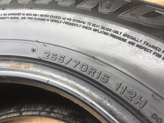 265-70-16 ปี 16 ยาง DUNLOP 4 เส้น 2500 ยางสวยไม่บวมไม่กินข้างดอกยางเหลือเยอะเอาไปวิ่งกันใด้อีกยาว ราคาพร้อมใส่ ร้านอยู่กระทุ่มแบน  ### ราคาไม่รวมส่ง ต่างจังหวัดส่งได้ ### #### ไม่มีเก็บปลายทางโอนเงินส่งของ #### #### ถ้าคิดว่าแพงผ่านก่อนนะค่ะ #### 08786134