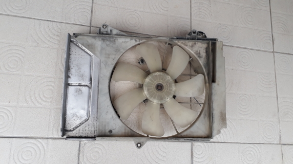 พัดลมหม้อน้ำ TOYOTA yaris ตัวนอก มือสองจากญี่ปุ่น