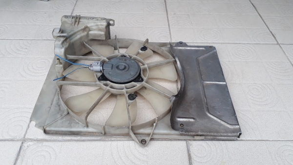 พัดลมหม้อน้ำ TOYOTA yaris ตัวนอก มือสองจากญี่ปุ่น