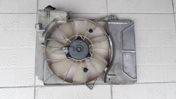 พัดลมหม้อน้ำ TOYOTA yaris ตัวนอก มือสองจากญี่ปุ่น