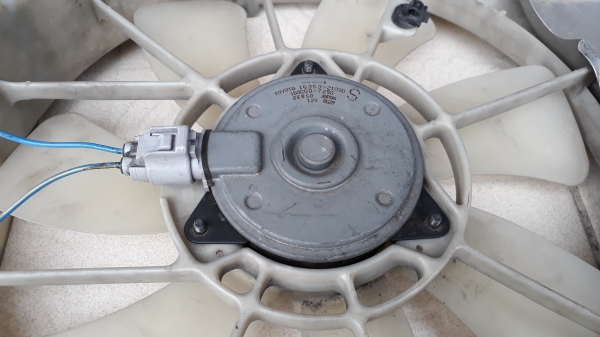 พัดลมหม้อน้ำ TOYOTA yaris ตัวนอก มือสองจากญี่ปุ่น