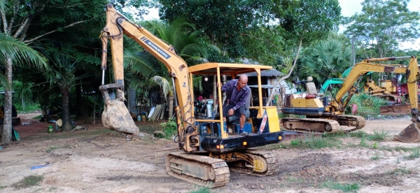 มี VDO ให้ชม.KOMATSU PC30-5 ราคา 150000 มี VDO ให้ชม.KOMATSU PC30-5 ราคา 150000