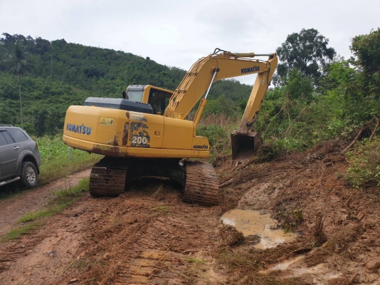 ขายKOMATSU PC200-8 ไมล์12,000 ชม.เอกสารเล่มทะเบียนราคา 1,000,000