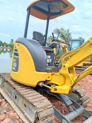 ขายจ้า..KOMATSU PC30MR-2. เก่านอกแท้  สภาพสวย  เดิมๆๆ  มีลายแย๊ก  ใช้งานมาน้อย..โทร 089-3818694จ๊อย