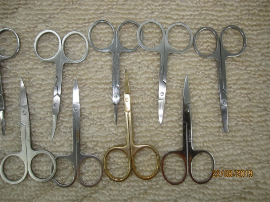 กรรไกรเล็ก Stainless คละแบบ สภาพยังดี (ชุดที่ 1) กรรไกรเล็ก Stainless คละแบบ สภาพยังดี (ชุดที่ 1)