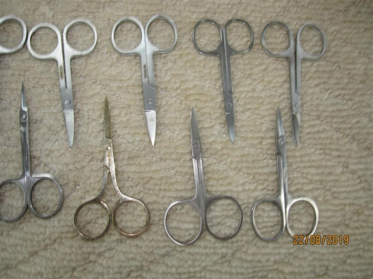 รรไกรเล็ก Stainless คละแบบ สภาพยังดี (ชุด ที่ 3) รรไกรเล็ก Stainless คละแบบ สภาพยังดี (ชุด ที่ 3)