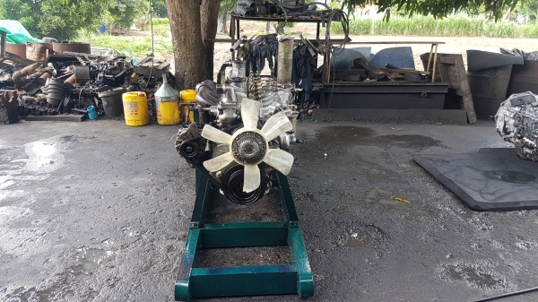 ขายเครื่องยนต์hino eh700 พร้อมแท่น