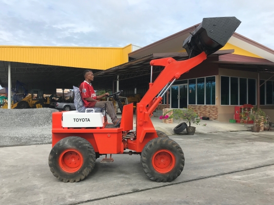 ขายรถตักTOYOTAรุ่นSDTL8 นำเข้าญี่ปุ่นไม่เคยใช้งานในไทย เอวอ่อน เครื่องดีเซล4สูบ สภาพดีพร้อมใช้งาน 081-8302909 จิรโรจน์ Line  :  jiraroj2909