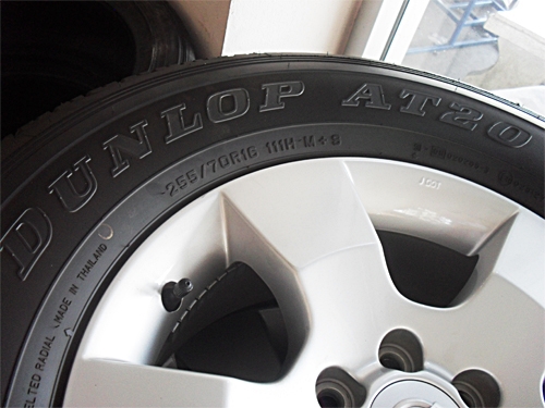 ยาง 245/75r16 DUNLOP AT 20 เส้นละ 3,700 บาท.....