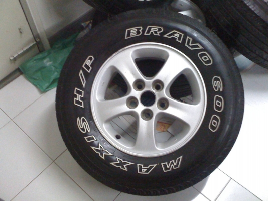 ขายด่วน! แม็กพร้อมยาง 1 ชุด 4 วง 225 70 R15 ครับ