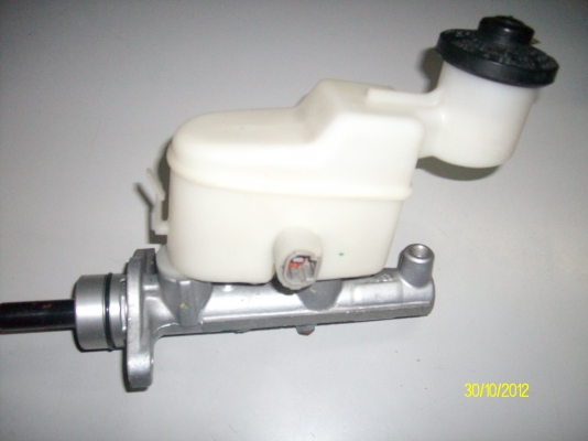 ขายแม่ปั๊มเบรค toyota fortuner สภาพด ของแท้ถอดออกจากรถนะครับ ราคาถุกสุดๆๆๆๆ ดี กว่า ซื้อ ของ อะไหล่ เทียม ***