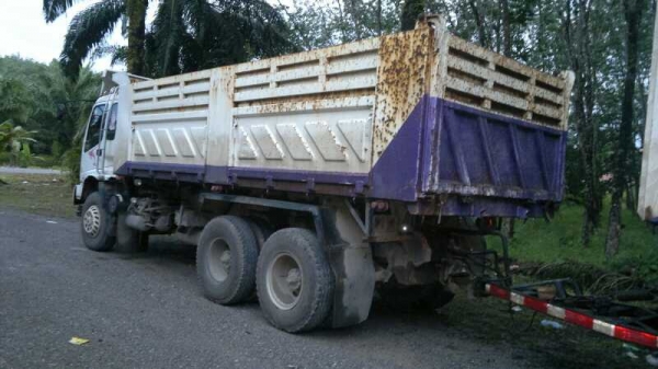 รถอิซูซุ 10 ล้อดั๊ม FXZ 270 แรงม้า ปี 48 ( ขายแม่ลูก )  สนใจติดต่อ 081-6079515