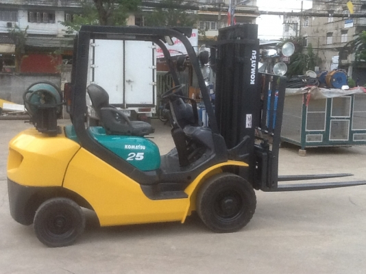 รถยกโคมัสสึรุ่น 16 น้ำหนักยก 2.5 ตัน เสาสูง 3 เมตร เกียร์ธรรมดา เครื่องเบนซินติดแก๊สเรียบร้อย แผงงาสไลด์