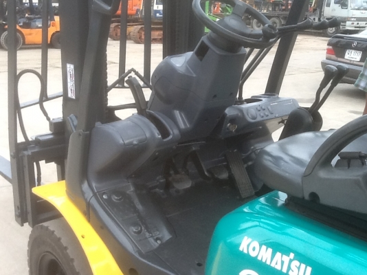 รถยกโคมัสสึรุ่น 16 น้ำหนักยก 2.5 ตัน เสาสูง 3 เมตร เกียร์ธรรมดา เครื่องเบนซินติดแก๊สเรียบร้อย แผงงาสไลด์