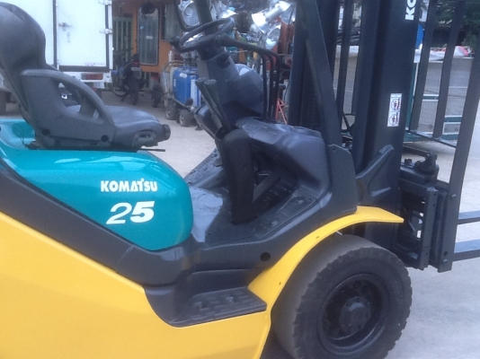 รถยกโคมัสสึรุ่น 16 น้ำหนักยก 2.5 ตัน เสาสูง 3 เมตร เกียร์ธรรมดา เครื่องเบนซินติดแก๊สเรียบร้อย แผงงาสไลด์