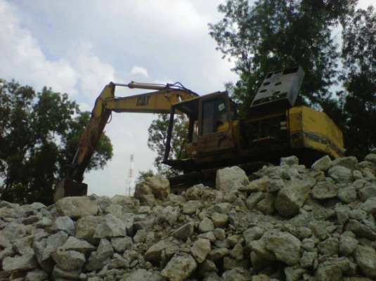 ขายรถแบคโฮ CAT E 200=Bมีหัวเบรคเกอร์เจาะหินสภาพพร้อมใช้ทั้งรถและหัวเบรคเกอร์