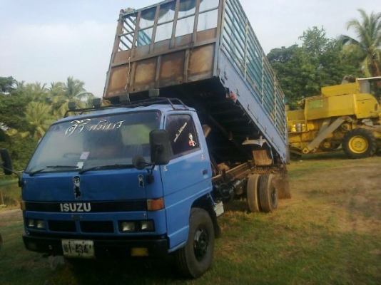 หกล้อดั้มเกษตรISUZU เครื่อง110เฟื่องหลัง F  ข้างหน้า 5น็อต คันซี NPR 5Lxxxxx ดั้ม 6 ตัน พร้อมใช้งานเอกสารทะเบียนพร้อม