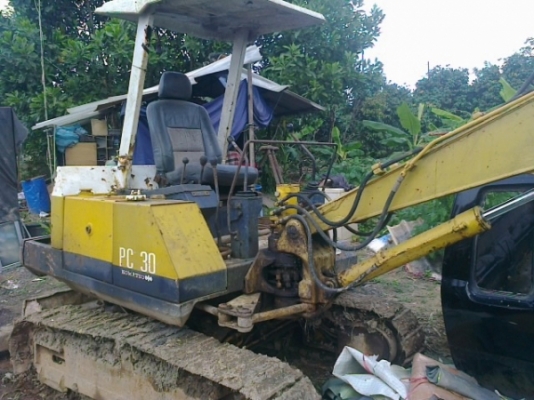 ขายรถแบคโฮ KOMATSU   pc  30-5 สภาพสวยพร้อมใช้ เครื่องเพิ่งเปลี่ยนมาใหม่ของเซียงกง  ปั้มดีแรง ช่วงล่างดีเต็ม    เอวแน่น