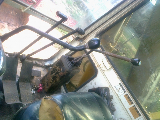 KOMATSU PC 60-5 เอกสารใบอินวอยซ์ครบ สภาพดีพร้อมใช้งาน เครื่องเดิมปั๊มเดิมไม่มีเยิ้มแห้งดีทั้งคัน ปั๊มไฮดรอลิกส์เช็กให้ใหม่ๆไม่มีโหลด บูมอาร์มไม่มีปะ เอวแน่นดี ช่วงล่างโซ่บูทใบแทรกหนาประมาณ 70\% พร้อมลงงานได้เลยครับ