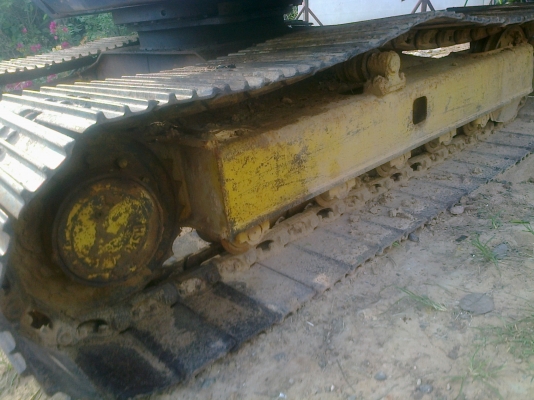 KOMATSU PC 60-5 เอกสารใบอินวอยซ์ครบ สภาพดีพร้อมใช้งาน เครื่องเดิมปั๊มเดิมไม่มีเยิ้มแห้งดีทั้งคัน ปั๊มไฮดรอลิกส์เช็กให้ใหม่ๆไม่มีโหลด บูมอาร์มไม่มีปะ เอวแน่นดี ช่วงล่างโซ่บูทใบแทรกหนาประมาณ 70\% พร้อมลงงานได้เลยครับ