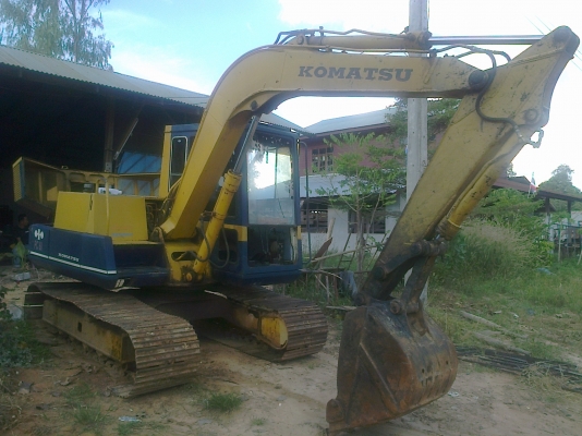 KOMATSU PC 60-5 เอกสารใบอินวอยซ์ครบ สภาพดีพร้อมใช้งาน เครื่องเดิมปั๊มเดิมไม่มีเยิ้มแห้งดีทั้งคัน ปั๊มไฮดรอลิกส์เช็กให้ใหม่ๆไม่มีโหลด บูมอาร์มไม่มีปะ เอวแน่นดี ช่วงล่างโซ่บูทใบแทรกหนาประมาณ 70\% พร้อมลงงานได้เลยครับ